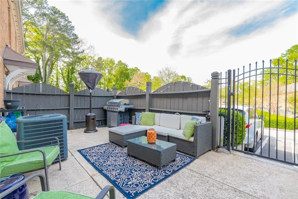 8701 Dunwoody Place Unit E, Sandy Springs, Georgia 30350, 3 Bedrooms Bedrooms, ,2 BathroomsBathrooms,Residential,Sold,8701 Dunwoody Place Unit E,6536191