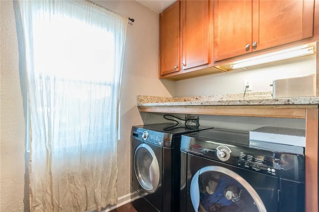 8701 Dunwoody Place Unit E, Sandy Springs, Georgia 30350, 3 Bedrooms Bedrooms, ,2 BathroomsBathrooms,Residential,Sold,8701 Dunwoody Place Unit E,6536191