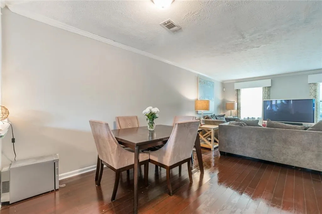 8701 Dunwoody Place Unit E, Sandy Springs, Georgia 30350, 3 Bedrooms Bedrooms, ,2 BathroomsBathrooms,Residential,Sold,8701 Dunwoody Place Unit E,6536191