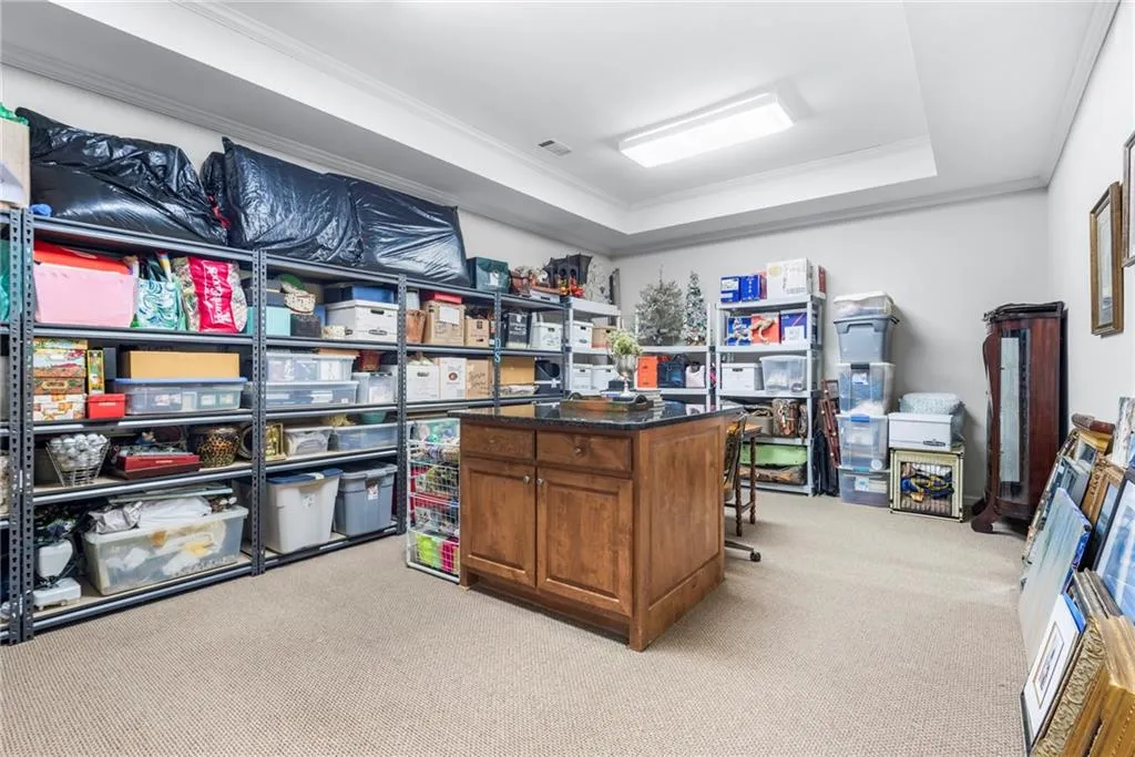 Terrace level with an extra-large storage room, suitable for a home theatre or gym Terrace level with an extra-large storage room, suitable for a home theatre or gym