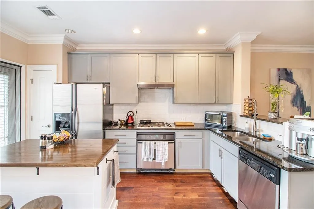 325 Le Gran Bend, Atlanta, Georgia 30328, 2 Bedrooms Bedrooms, ,2 BathroomsBathrooms,Residential,Sold,325 Le Gran Bend,6924029