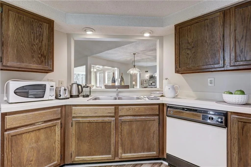 11 Dunwoody Springs Drive Unit 11, Sandy Springs, Georgia 30328, 3 Bedrooms Bedrooms, ,2 BathroomsBathrooms,Residential,Sold,11 Dunwoody Springs Drive Unit 11,6079486
