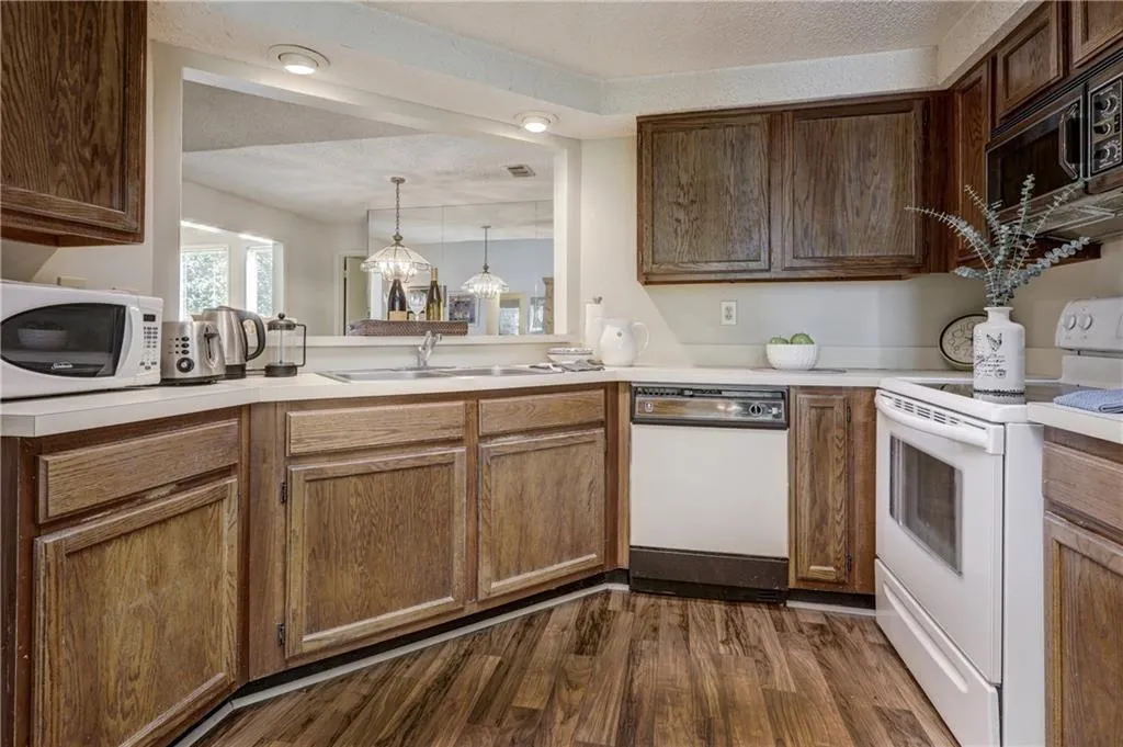 11 Dunwoody Springs Drive Unit 11, Sandy Springs, Georgia 30328, 3 Bedrooms Bedrooms, ,2 BathroomsBathrooms,Residential,Sold,11 Dunwoody Springs Drive Unit 11,6079486