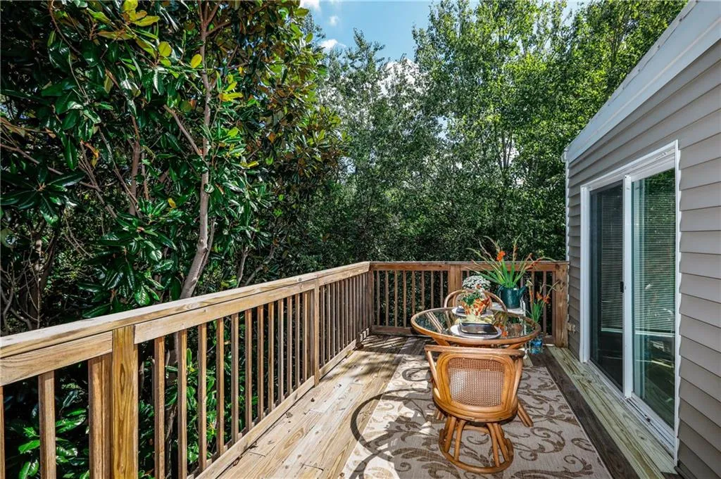 11 Dunwoody Springs Drive Unit 11, Sandy Springs, Georgia 30328, 3 Bedrooms Bedrooms, ,2 BathroomsBathrooms,Residential,Sold,11 Dunwoody Springs Drive Unit 11,6079486
