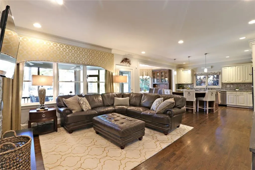 6240 River Chase Circle, Sandy Springs, Georgia 30328, 5 Bedrooms Bedrooms, ,4 BathroomsBathrooms,Residential,Sold,6240 River Chase Circle,5777277