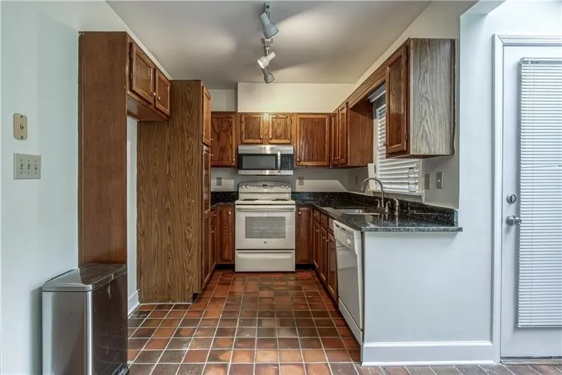 7500 Roswell Road Unit 23, Sandy Springs, Georgia 30350, 2 Bedrooms Bedrooms, ,2 BathroomsBathrooms,Residential,Sold,7500 Roswell Road Unit 23,6749626