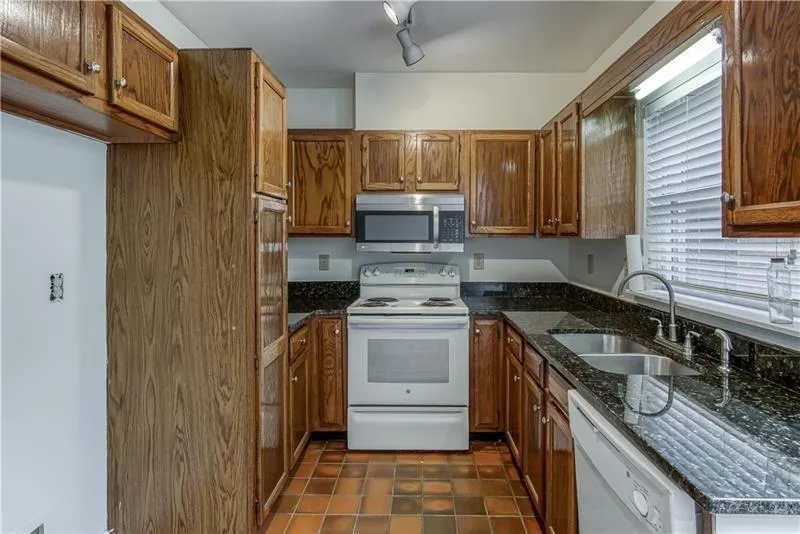 7500 Roswell Road Unit 23, Sandy Springs, Georgia 30350, 2 Bedrooms Bedrooms, ,2 BathroomsBathrooms,Residential,Sold,7500 Roswell Road Unit 23,6749626