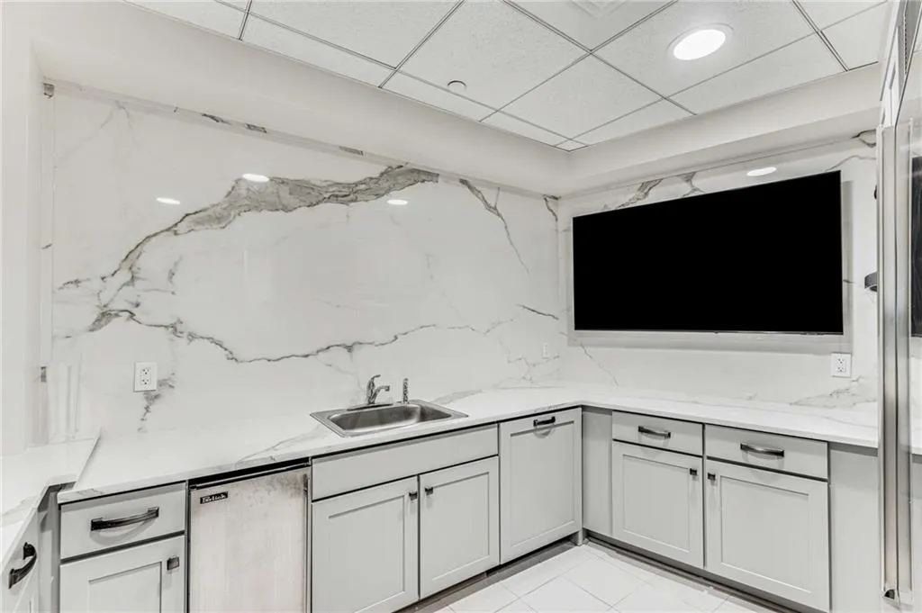 700 Park Regency Place Ne Unit 1407, Atlanta, Georgia 30326, 2 Bedrooms Bedrooms, ,2 BathroomsBathrooms,Residential,For Sale,700 Park Regency Place Ne Unit 1407,7572221