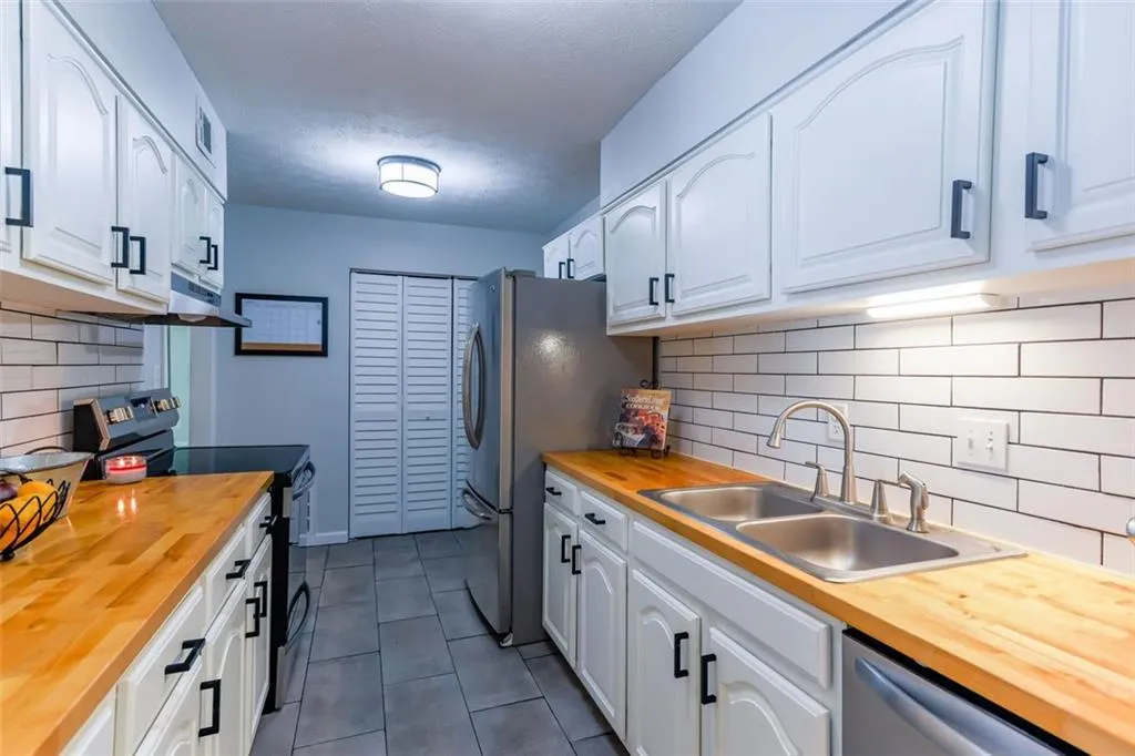 725 Dalrymple Unit 2 A, Sandy Springs, Georgia 30328, 2 Bedrooms Bedrooms, ,2 BathroomsBathrooms,Residential,Sold,725 Dalrymple Unit 2 A,6922861