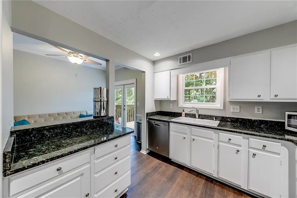 610 Wedgewood Way, Sandy Springs, Georgia 30350, 2 Bedrooms Bedrooms, ,2 BathroomsBathrooms,Residential,Sold,610 Wedgewood Way,7095309