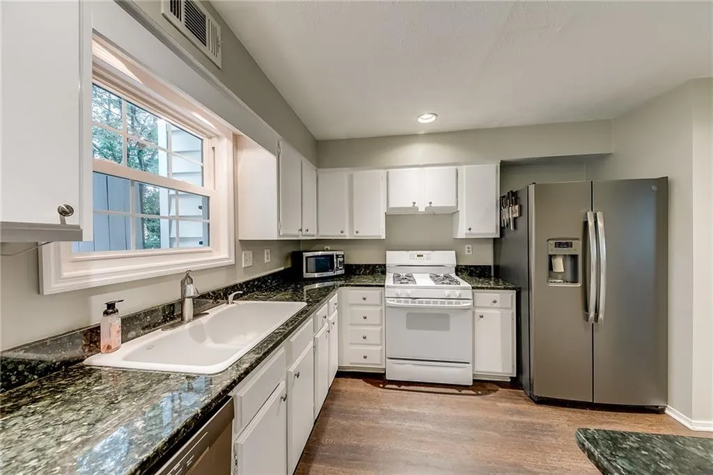 610 Wedgewood Way, Sandy Springs, Georgia 30350, 2 Bedrooms Bedrooms, ,2 BathroomsBathrooms,Residential,Sold,610 Wedgewood Way,7095309