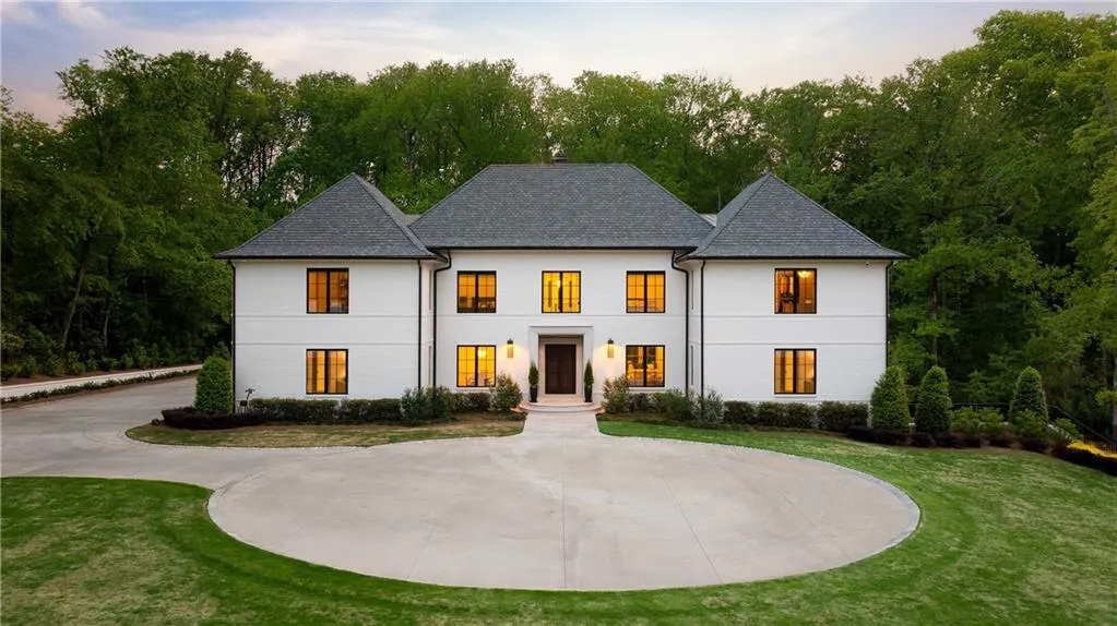 For the entertainer or those who host multiple guests, this driveway can accomodate 30+ cars