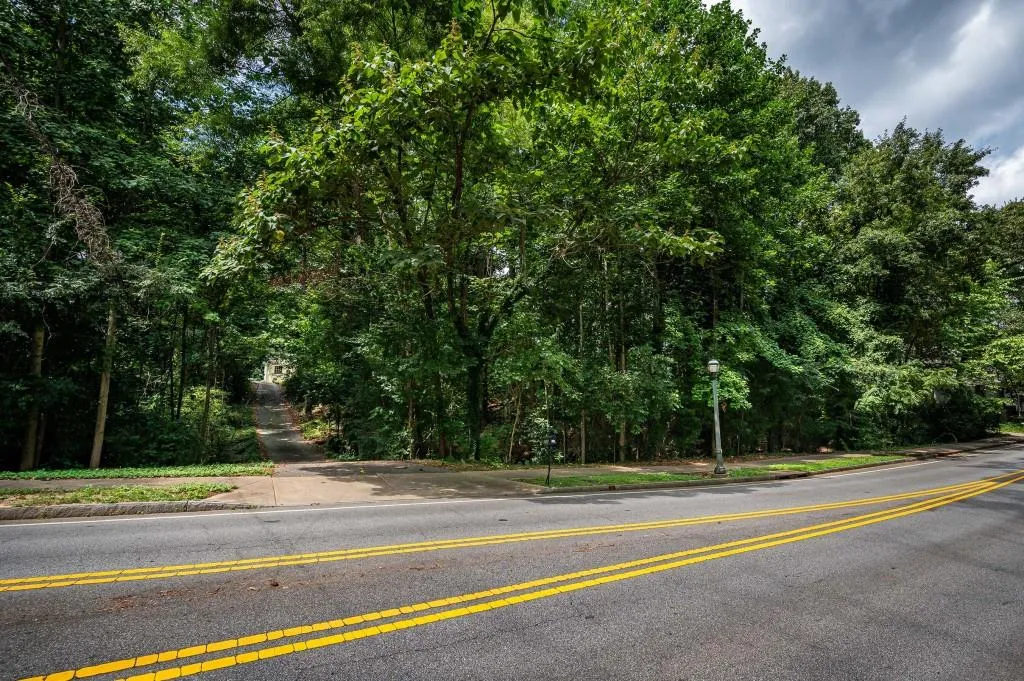 3728 Peachtree Dunwoody Road Se, Atlanta, Georgia 30342, 3 Bedrooms Bedrooms, ,2 BathroomsBathrooms,Residential,For Sale,3728 Peachtree Dunwoody Road Se,7644050