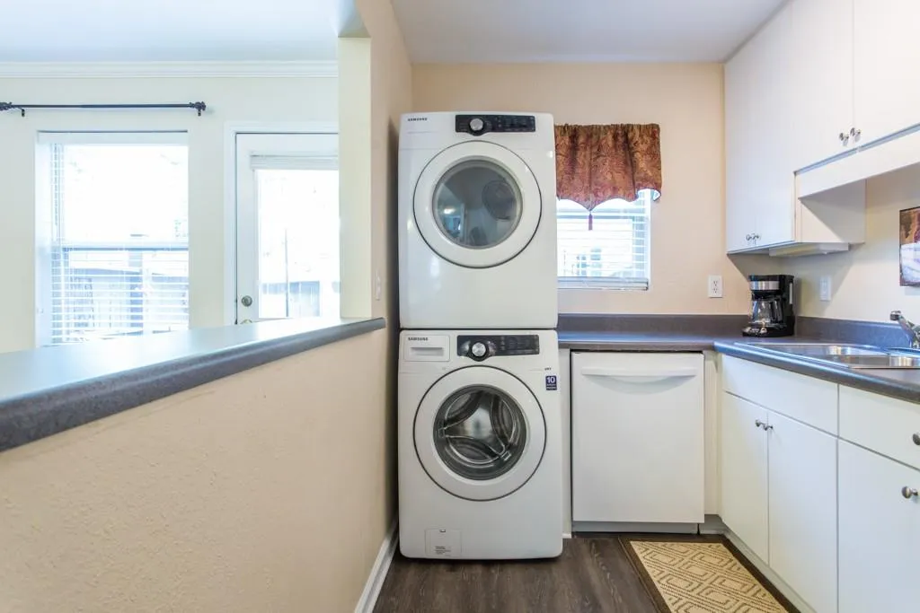 105 N River Drive Unit C, Sandy Springs, Georgia 30350, 2 Bedrooms Bedrooms, ,2 BathroomsBathrooms,Residential,Sold,105 N River Drive Unit C,6558937