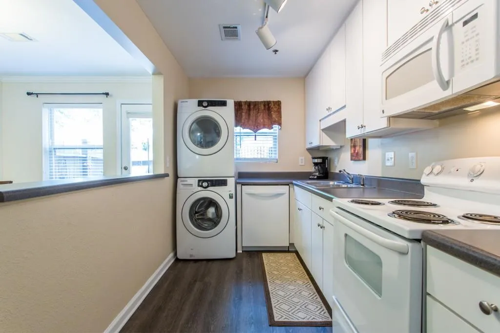 105 N River Drive Unit C, Sandy Springs, Georgia 30350, 2 Bedrooms Bedrooms, ,2 BathroomsBathrooms,Residential,Sold,105 N River Drive Unit C,6558937