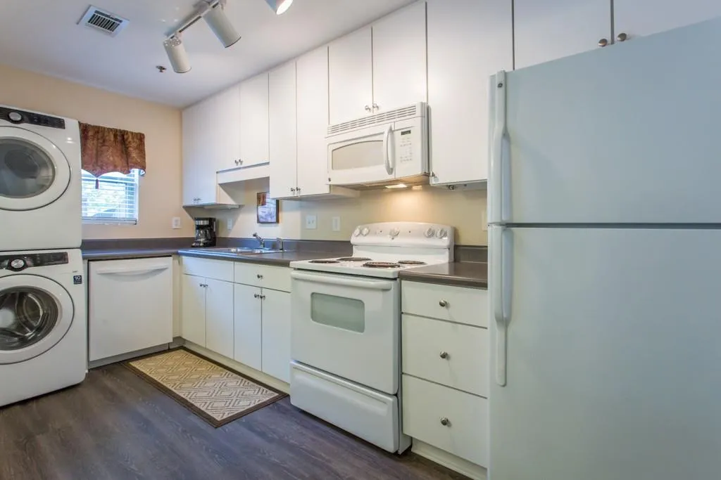 105 N River Drive Unit C, Sandy Springs, Georgia 30350, 2 Bedrooms Bedrooms, ,2 BathroomsBathrooms,Residential,Sold,105 N River Drive Unit C,6558937