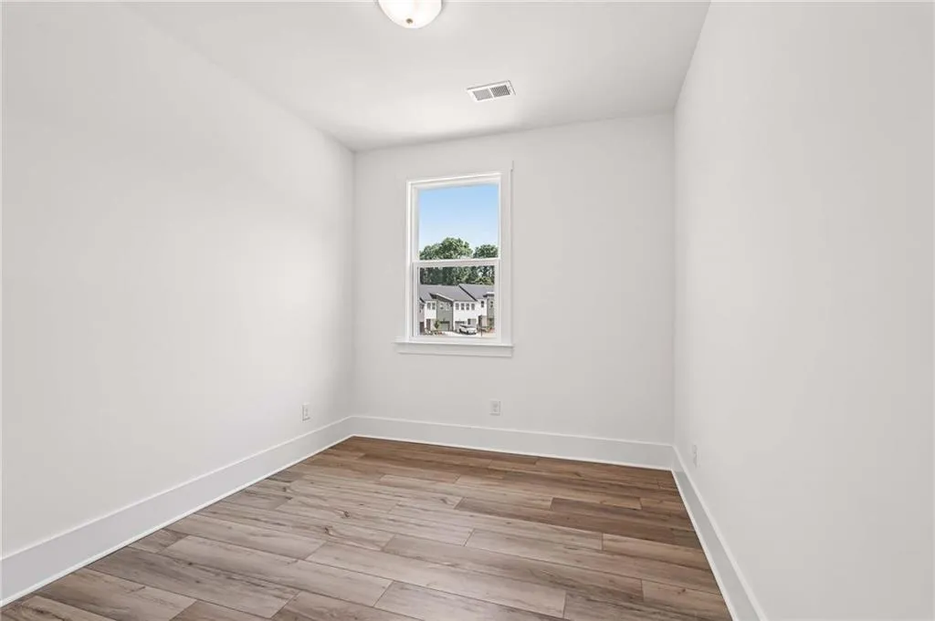 Secondary Bedroom perfect for Office or Guests