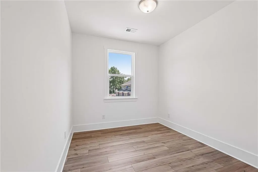 Secondary Bedroom perfect for Office or Guests