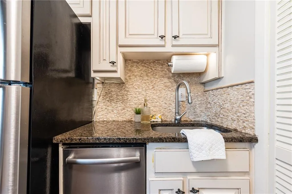 100 Biscayne Drive Nw Unit 4, Atlanta, Georgia 30309, 1 Bedroom Bedrooms, ,1 BathroomBathrooms,Residential,For Sale,100 Biscayne Drive Nw Unit 4,7521619