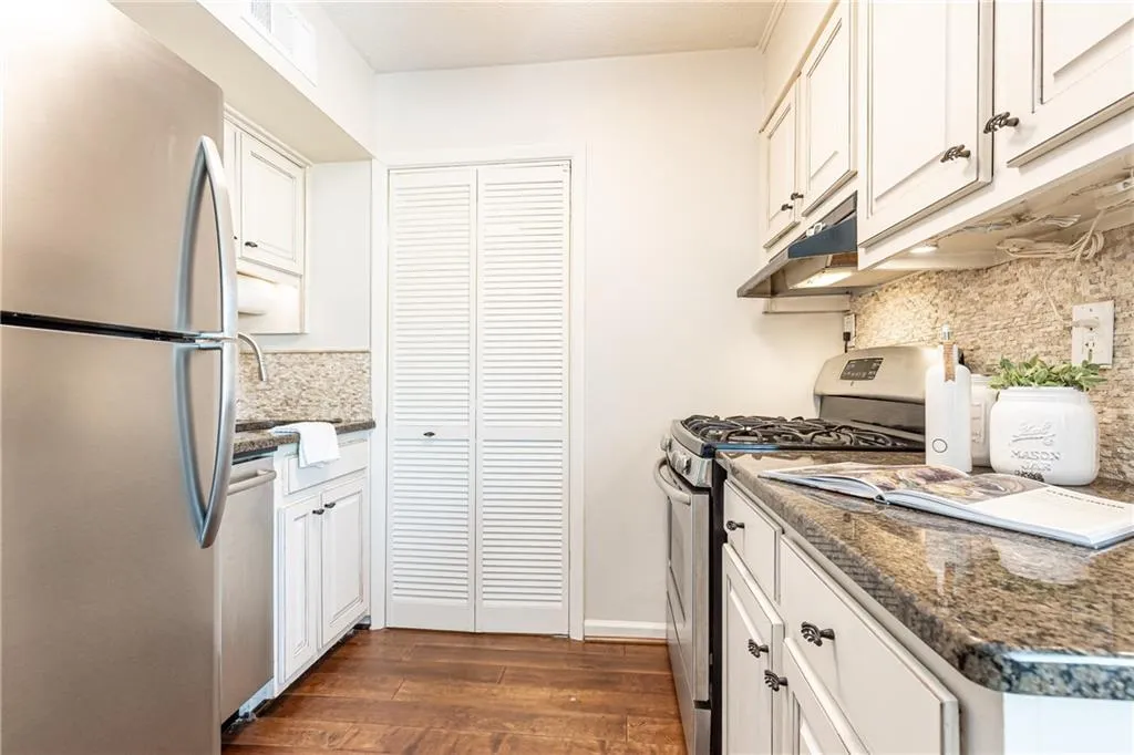 100 Biscayne Drive Nw Unit 4, Atlanta, Georgia 30309, 1 Bedroom Bedrooms, ,1 BathroomBathrooms,Residential,For Sale,100 Biscayne Drive Nw Unit 4,7521619