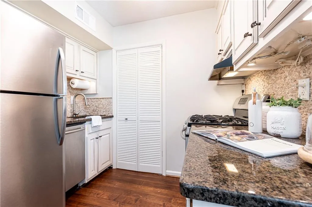 100 Biscayne Drive Nw Unit 4, Atlanta, Georgia 30309, 1 Bedroom Bedrooms, ,1 BathroomBathrooms,Residential,For Sale,100 Biscayne Drive Nw Unit 4,7521619
