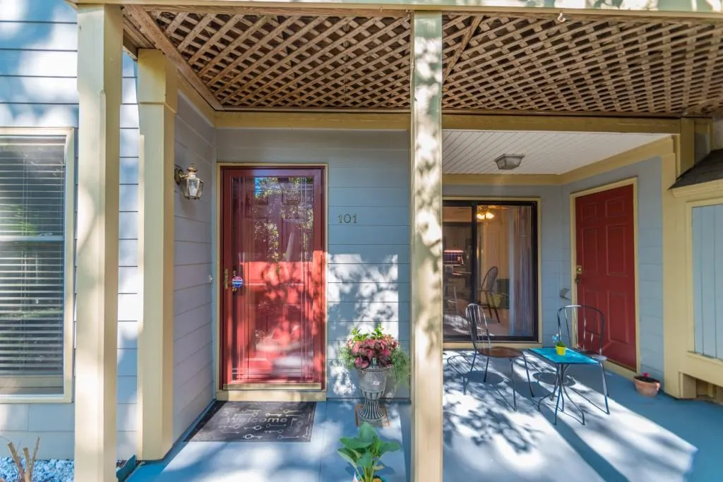 101 Abingdon Way Unit 101, Sandy Springs, Georgia 30328, 1 Bedroom Bedrooms, ,1 BathroomBathrooms,Residential,Sold,101 Abingdon Way Unit 101,5846836