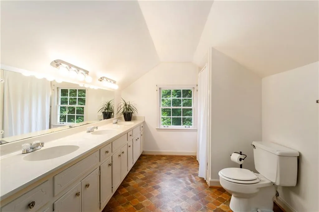 1905 Monticello Court, Sandy Springs, Georgia 30350, 5 Bedrooms Bedrooms, ,4 BathroomsBathrooms,Residential,Sold,1905 Monticello Court,6778738