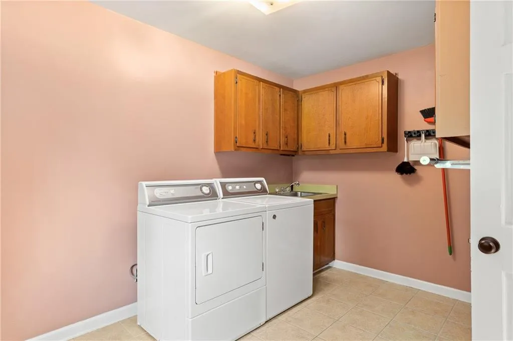 1905 Monticello Court, Sandy Springs, Georgia 30350, 5 Bedrooms Bedrooms, ,4 BathroomsBathrooms,Residential,Sold,1905 Monticello Court,6778738