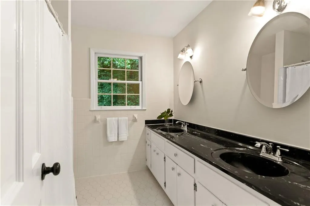 1905 Monticello Court, Sandy Springs, Georgia 30350, 5 Bedrooms Bedrooms, ,4 BathroomsBathrooms,Residential,Sold,1905 Monticello Court,6778738