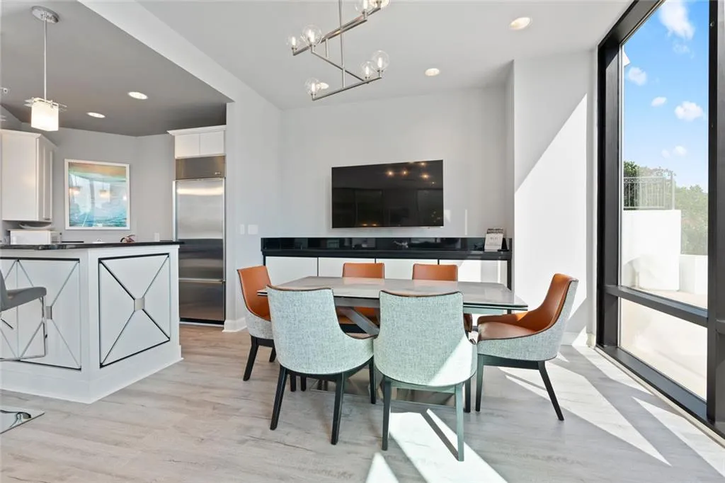 2828 Peachtree Road Nw Unit P 3300, Atlanta, Georgia 30305, 2 Bedrooms Bedrooms, ,2 BathroomsBathrooms,Residential,For Sale,2828 Peachtree Road Nw Unit P 3300,7595787