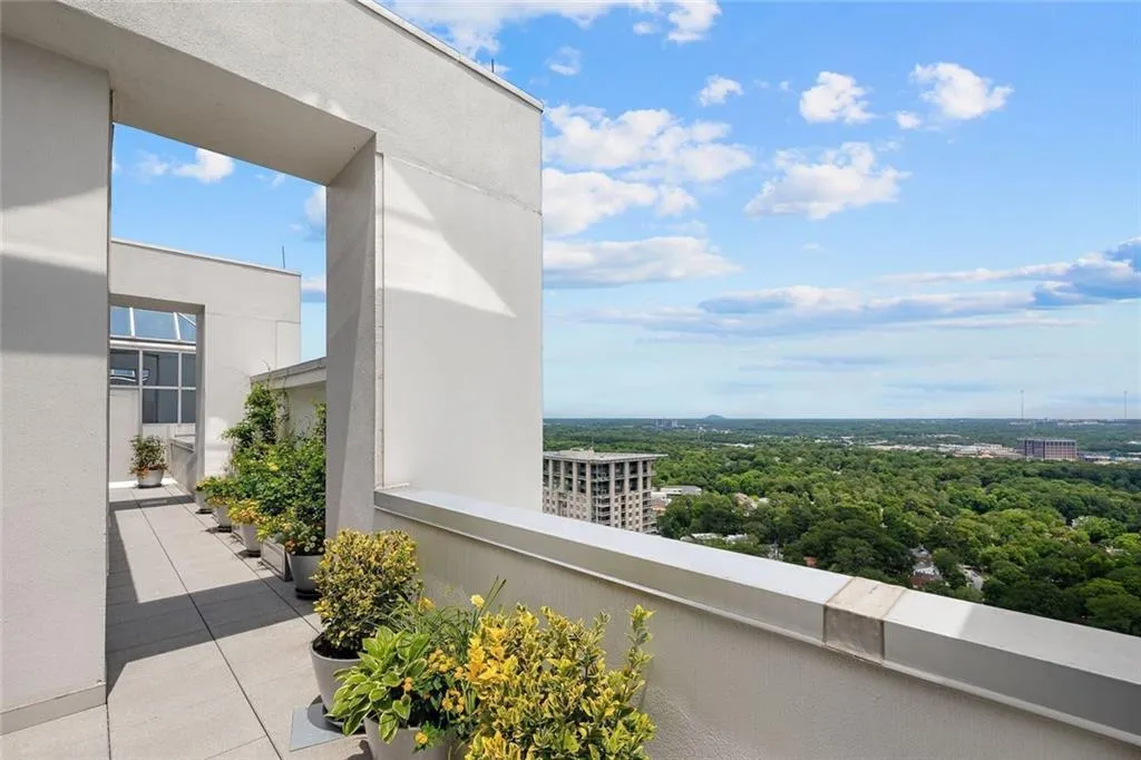 2828 Peachtree Road Nw Unit P 3300, Atlanta, Georgia 30305, 2 Bedrooms Bedrooms, ,2 BathroomsBathrooms,Residential,For Sale,2828 Peachtree Road Nw Unit P 3300,7595787