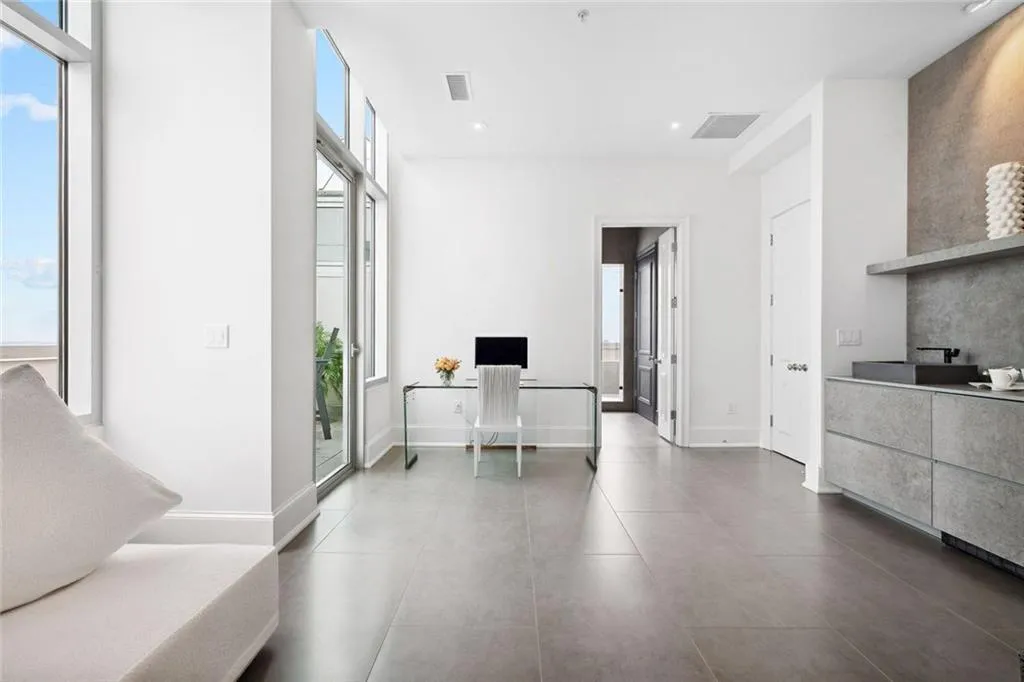 2828 Peachtree Road Nw Unit P 3300, Atlanta, Georgia 30305, 2 Bedrooms Bedrooms, ,2 BathroomsBathrooms,Residential,For Sale,2828 Peachtree Road Nw Unit P 3300,7595787