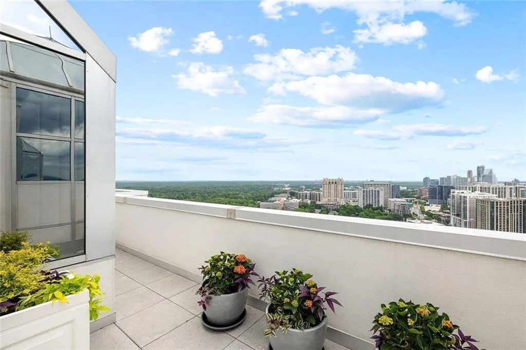 2828 Peachtree Road Nw Unit P 3300, Atlanta, Georgia 30305, 2 Bedrooms Bedrooms, ,2 BathroomsBathrooms,Residential,For Sale,2828 Peachtree Road Nw Unit P 3300,7595787