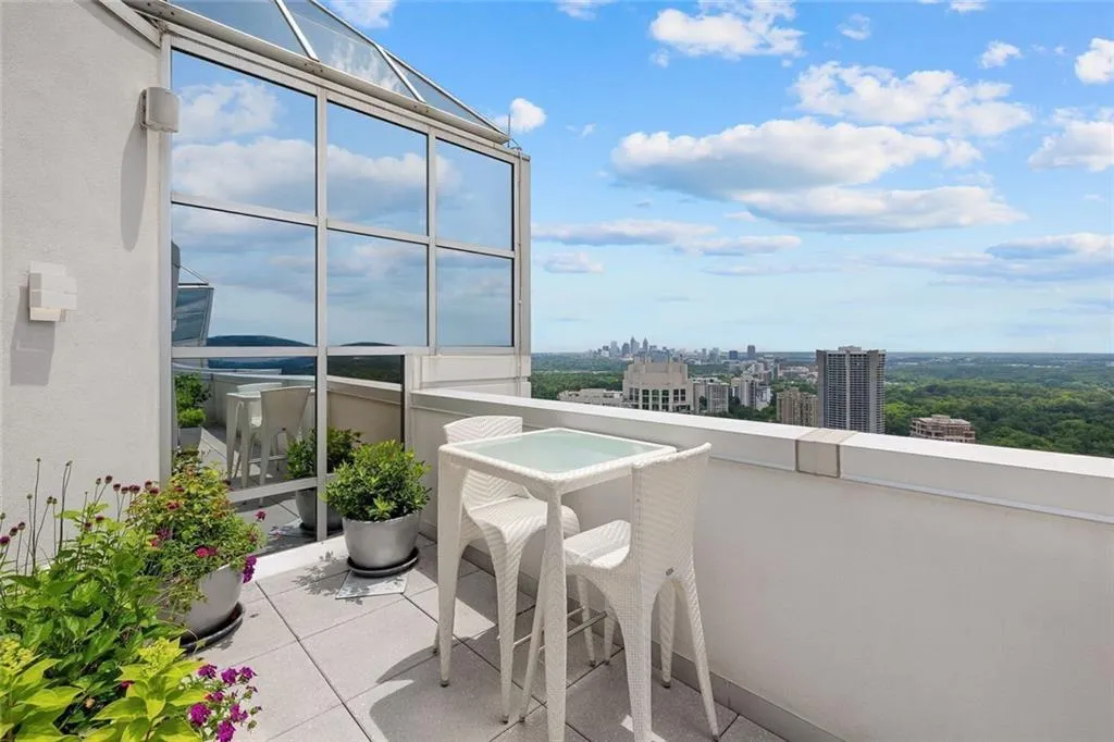 2828 Peachtree Road Nw Unit P 3300, Atlanta, Georgia 30305, 2 Bedrooms Bedrooms, ,2 BathroomsBathrooms,Residential,For Sale,2828 Peachtree Road Nw Unit P 3300,7595787