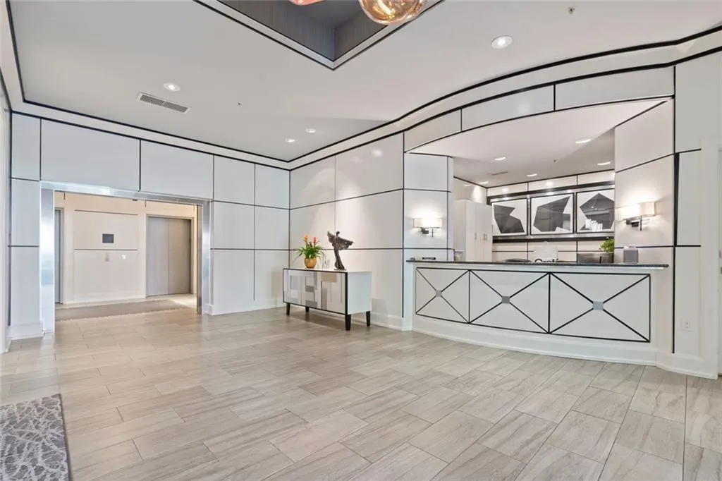 2828 Peachtree Road Nw Unit P 3300, Atlanta, Georgia 30305, 2 Bedrooms Bedrooms, ,2 BathroomsBathrooms,Residential,For Sale,2828 Peachtree Road Nw Unit P 3300,7595787