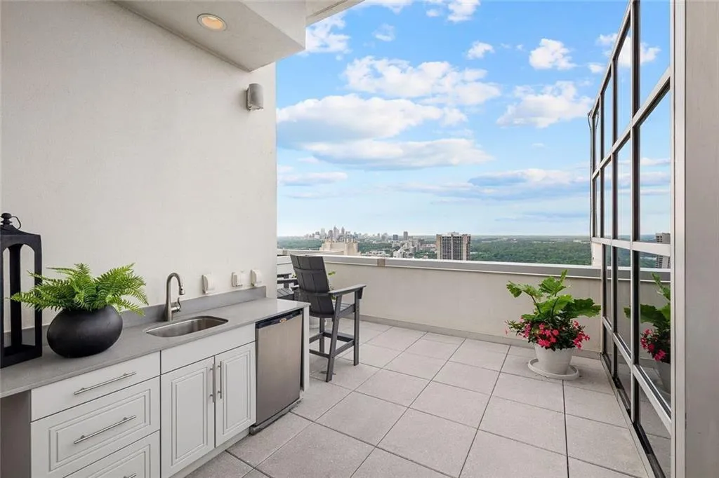 2828 Peachtree Road Nw Unit P 3300, Atlanta, Georgia 30305, 2 Bedrooms Bedrooms, ,2 BathroomsBathrooms,Residential,For Sale,2828 Peachtree Road Nw Unit P 3300,7595787