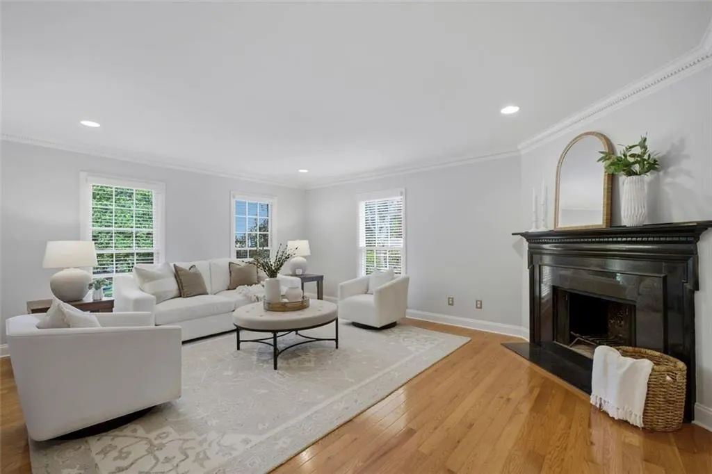 413 The North Chace, Sandy Springs, Georgia 30328, 4 Bedrooms Bedrooms, ,3 BathroomsBathrooms,Residential,For Sale,413 The North Chace,7759168