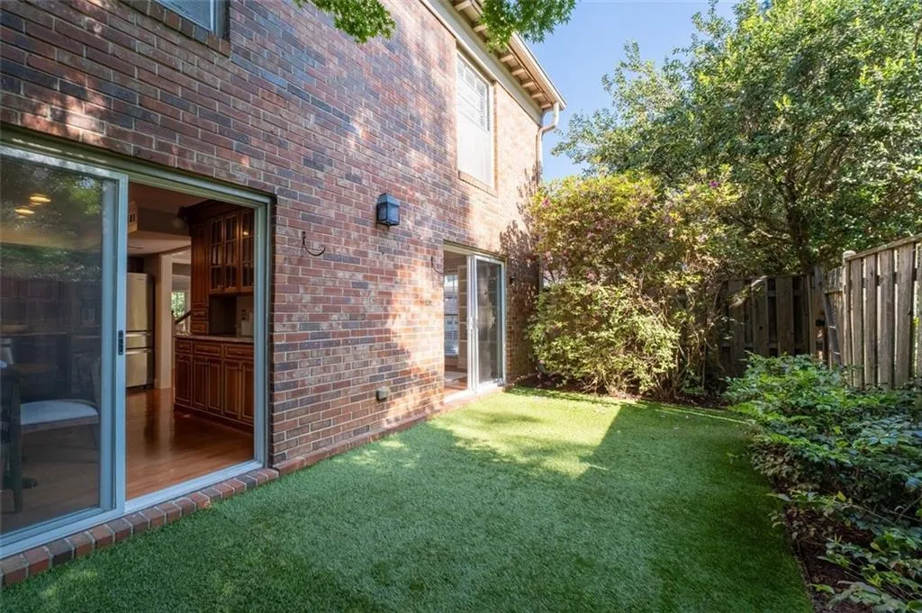 Beautiful fenced yard/courtyard pefect for for
