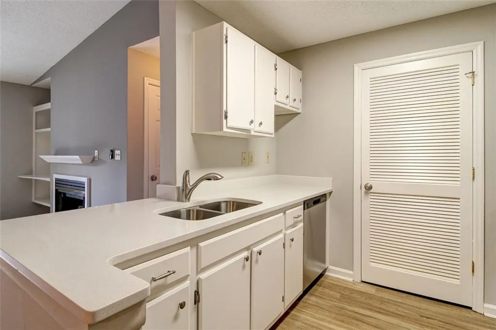 629 Granville Court, Sandy Springs, Georgia 30328, 1 Bedroom Bedrooms, ,1 BathroomBathrooms,Residential,Sold,629 Granville Court,6842656