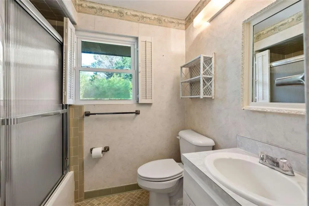 270 Lakemoore Drive Unit B, Atlanta, Georgia 30342, 2 Bedrooms Bedrooms, ,1 BathroomBathrooms,Residential,For Sale,270 Lakemoore Drive Unit B,7627501
