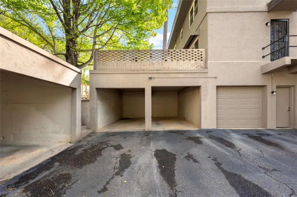 270 Lakemoore Drive Unit B, Atlanta, Georgia 30342, 2 Bedrooms Bedrooms, ,1 BathroomBathrooms,Residential,For Sale,270 Lakemoore Drive Unit B,7627501