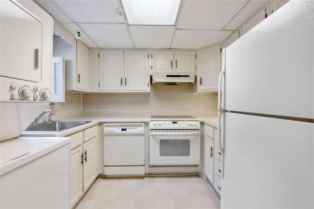 270 Lakemoore Drive Unit B, Atlanta, Georgia 30342, 2 Bedrooms Bedrooms, ,1 BathroomBathrooms,Residential,For Sale,270 Lakemoore Drive Unit B,7627501
