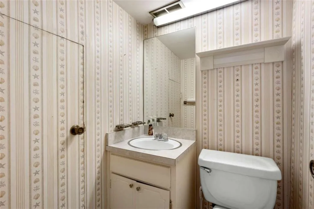 270 Lakemoore Drive Unit B, Atlanta, Georgia 30342, 2 Bedrooms Bedrooms, ,1 BathroomBathrooms,Residential,For Sale,270 Lakemoore Drive Unit B,7627501