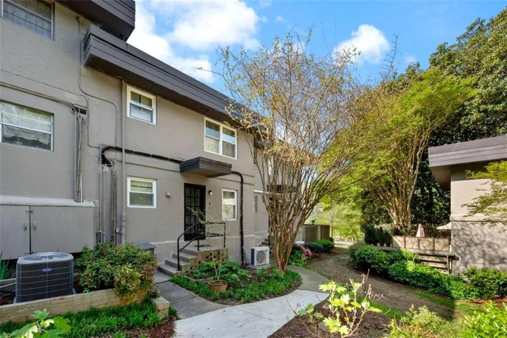 270 Lakemoore Drive Unit B, Atlanta, Georgia 30342, 2 Bedrooms Bedrooms, ,1 BathroomBathrooms,Residential,For Sale,270 Lakemoore Drive Unit B,7627501