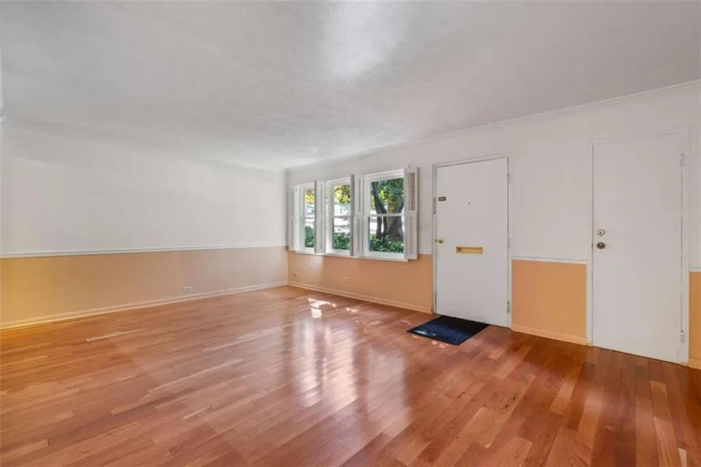 270 Lakemoore Drive Unit B, Atlanta, Georgia 30342, 2 Bedrooms Bedrooms, ,1 BathroomBathrooms,Residential,For Sale,270 Lakemoore Drive Unit B,7627501