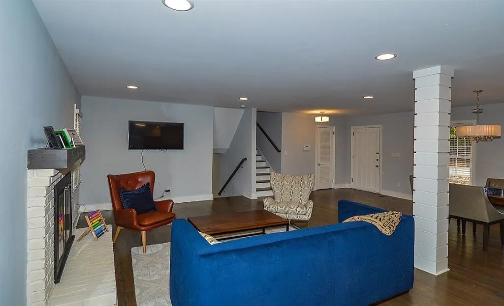105 W Spalding Drive, Sandy Springs, Georgia 30328, 4 Bedrooms Bedrooms, ,3 BathroomsBathrooms,Residential,Sold,105 W Spalding Drive,5767373