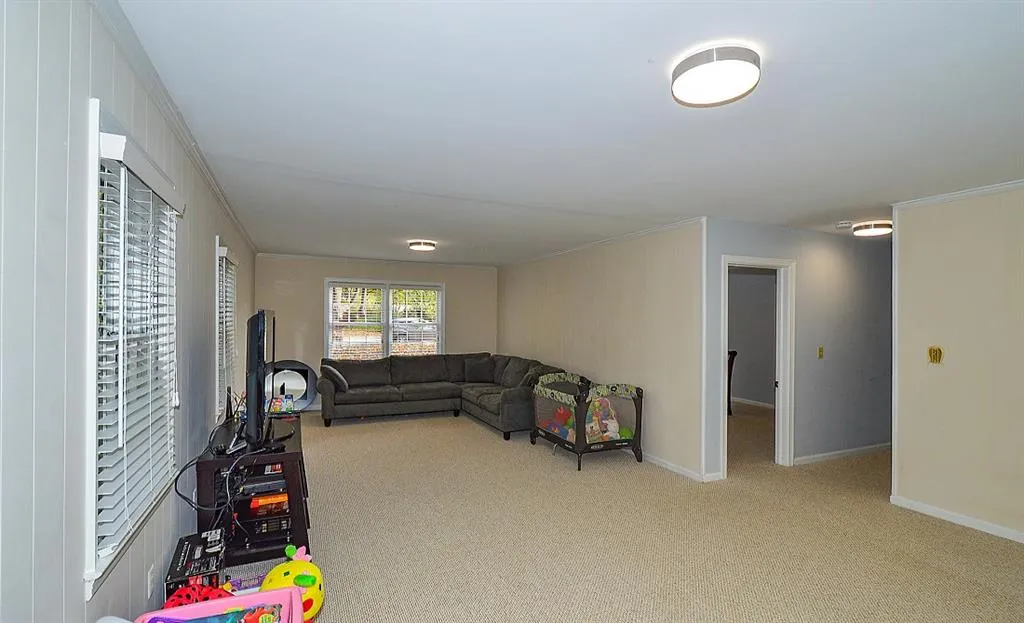 105 W Spalding Drive, Sandy Springs, Georgia 30328, 4 Bedrooms Bedrooms, ,3 BathroomsBathrooms,Residential,Sold,105 W Spalding Drive,5767373