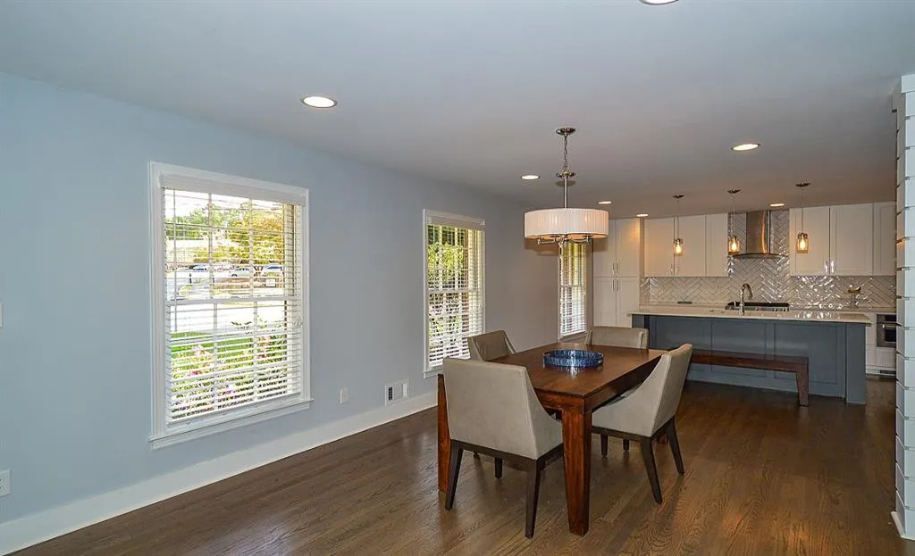 105 W Spalding Drive, Sandy Springs, Georgia 30328, 4 Bedrooms Bedrooms, ,3 BathroomsBathrooms,Residential,Sold,105 W Spalding Drive,5767373