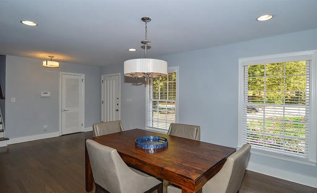 105 W Spalding Drive, Sandy Springs, Georgia 30328, 4 Bedrooms Bedrooms, ,3 BathroomsBathrooms,Residential,Sold,105 W Spalding Drive,5767373