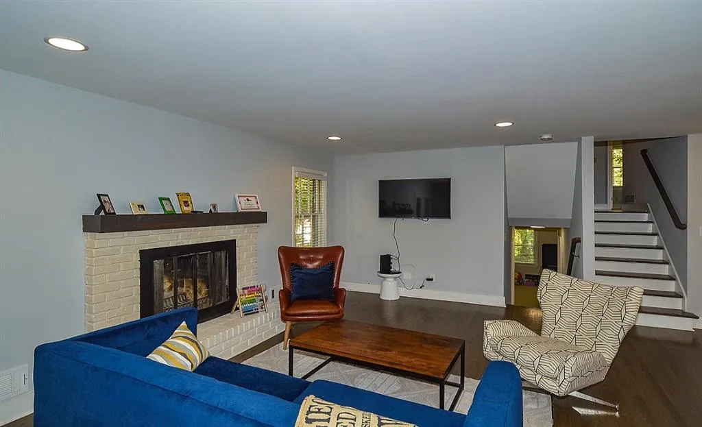 105 W Spalding Drive, Sandy Springs, Georgia 30328, 4 Bedrooms Bedrooms, ,3 BathroomsBathrooms,Residential,Sold,105 W Spalding Drive,5767373